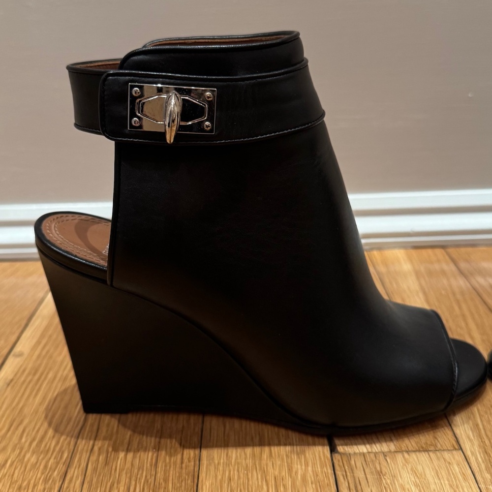 GIVENCHY - Shark Lock - Black leather open-toe wedge bootie/sandals - Picture 4 of 15